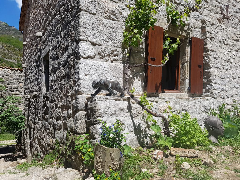 La Grande Bleue 1842 – hébergements insolites en Ardèche, les cabanes du loup bleu