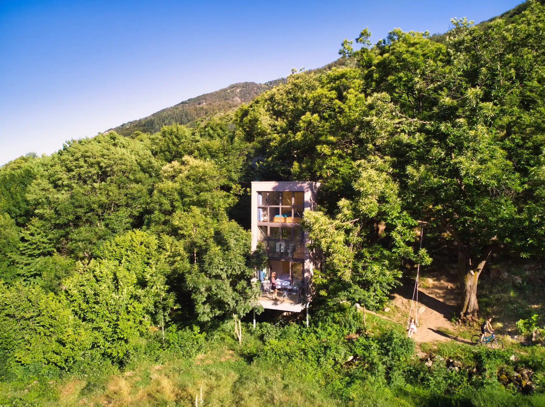 cabane insolite en Ardèche, la tour bleue