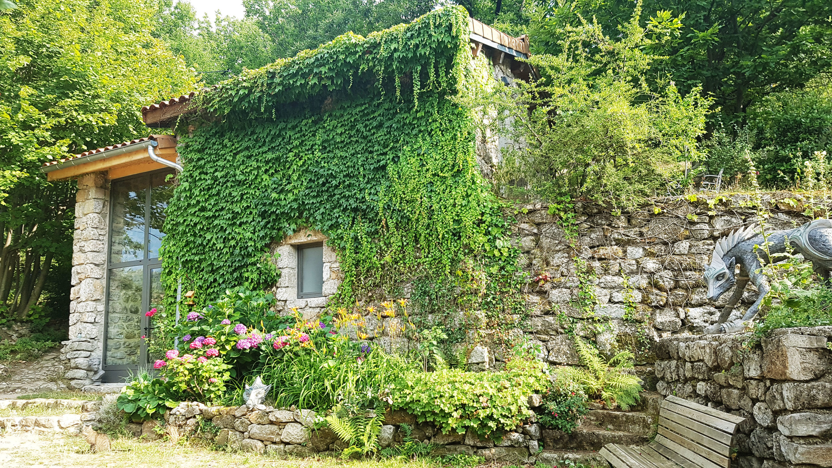 hébergement insolite en Ardèche, la louve